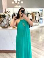 VESTIDO LONGO VERDE COM DECOTE E CORRENTE DOURADA PONTO CHIC - Image 3