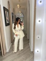 CALÇA BEGE DE ALFAIATARIA COM PAINÉIS EM RENDA PONTO CHIC