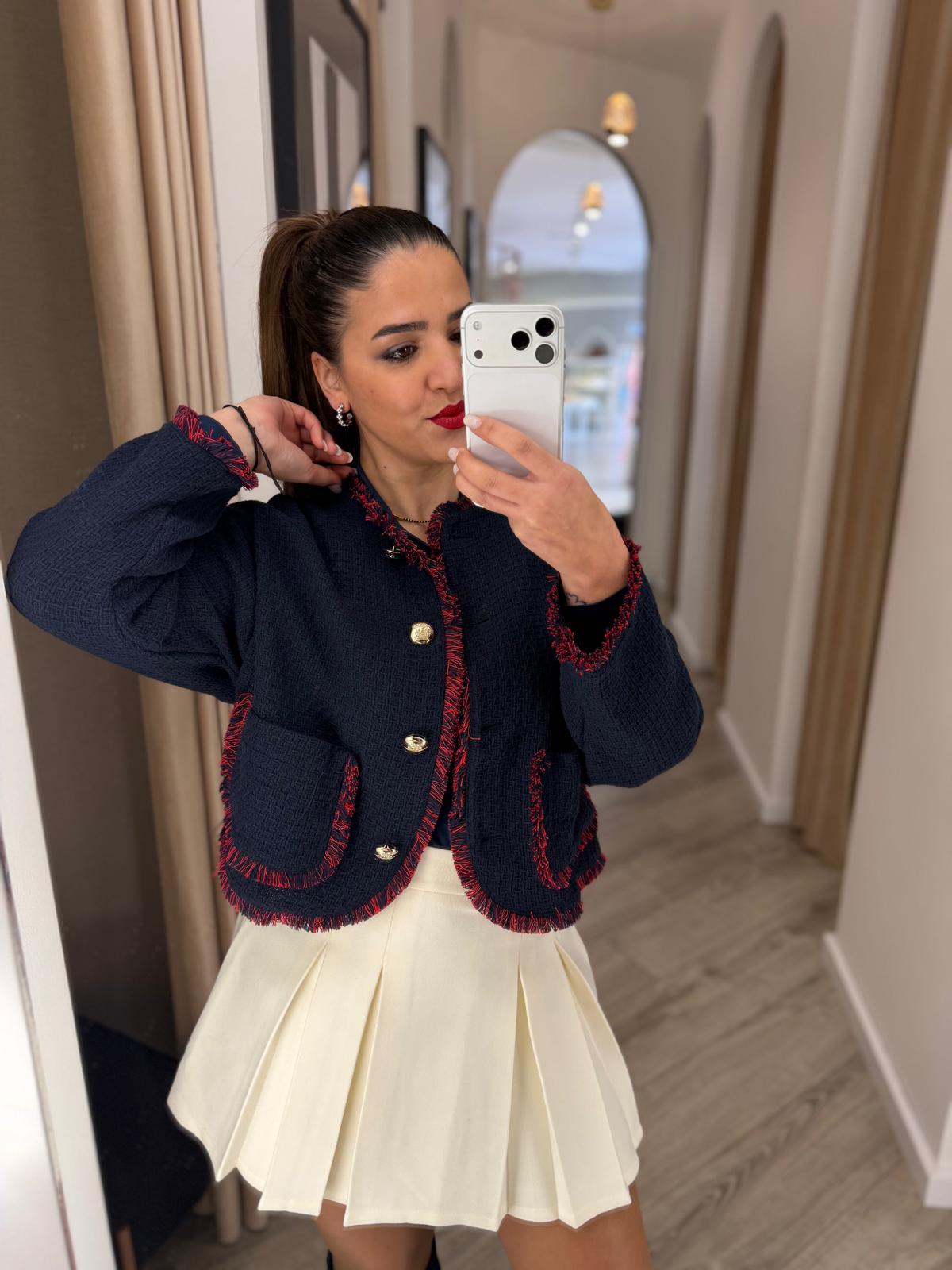 WhatsApp Image 2026-02-17 at 17.29.40 CASACO AZUL MARINHO COM DESFIADO VERMELHO DIXIE - Image 1