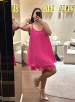 VESTIDO CURTO PLISSADO ROSA COM APLICAÇÃO NO DECOTE PONTO CHIC - Image 3