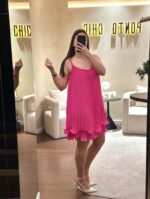 VESTIDO CURTO PLISSADO ROSA COM APLICAÇÃO NO DECOTE PONTO CHIC - Image 2