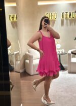 VESTIDO CURTO PLISSADO ROSA COM APLICAÇÃO NO DECOTE PONTO CHIC - Image 4