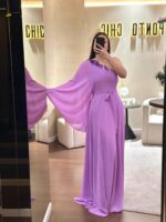 VESTIDO LILÁS ASSIMÉTRICO DE MANGA UNILATERAL COM APLICAÇÃO PONTO CHIC