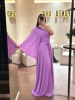 VESTIDO LILÁS ASSIMÉTRICO DE MANGA UNILATERAL COM APLICAÇÃO PONTO CHIC - Image 3