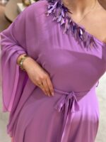 VESTIDO LILÁS ASSIMÉTRICO DE MANGA UNILATERAL COM APLICAÇÃO PONTO CHIC - Image 5