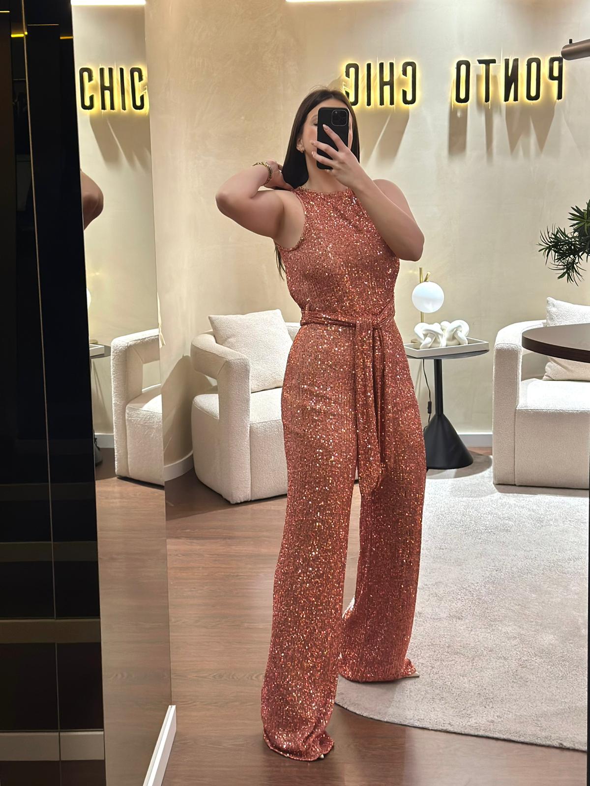 WhatsApp Image 2026-02-18 at 12.43.02 MACACÃO LANTEJOULAS LARANJA PONTO CHIC - Image 1