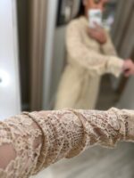 VESTIDO CAMISEIRO EM RENDA BEGE COM CINTO PONTO CHIC - Image 6