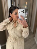 VESTIDO CAMISEIRO EM RENDA BEGE COM CINTO PONTO CHIC - Image 2