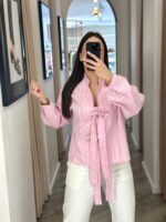 CAMISA ROSA BEBÉ ÀS RISCAS COM LAÇOS PONTO CHIC - Image 2