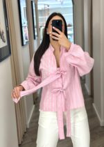 CAMISA ROSA BEBÉ ÀS RISCAS COM LAÇOS PONTO CHIC