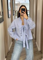 CAMISA AZUL ÀS RISCAS COM LAÇOS PONTO CHIC - Image 4