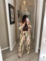 CALÇA FLUIDA ESTAMPADA ROSA E AMARELO LANÇA PERFUME