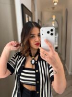 TOP PRETO E BRANCO ÀS RISCAS EM MALHA LANÇA PERFUME