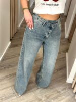 CALÇA DE GANGA COM CINTURA ASSIMÉTRICA E BOTÃO DUPLO DIXIE - Image 5