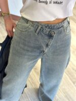 CALÇA DE GANGA COM CINTURA ASSIMÉTRICA E BOTÃO DUPLO DIXIE - Image 4