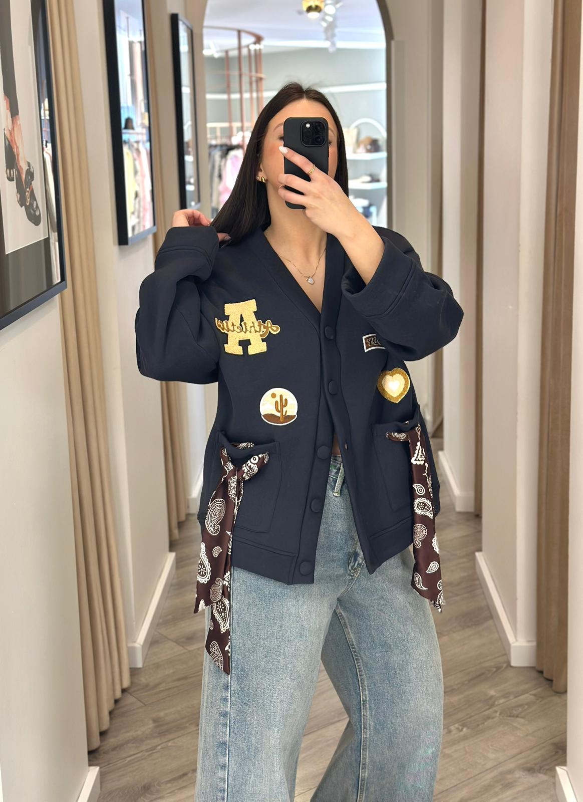 WhatsApp Image 2026-02-27 at 18.42.01 CASACO AZUL COM APLICAÇÕES E LENÇOS DIXIE - Image 1