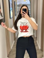 T-SHIRT BRANCA COM ESTAMPADO CORAÇÕES DIXIE