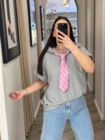 CAMISOLA CINZA COM CAPUZ E GRAVATA ROSA DIXIE