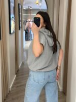 CAMISOLA CINZA COM CAPUZ E GRAVATA ROSA DIXIE - Image 3