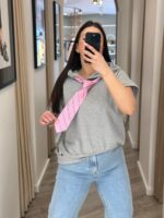 CAMISOLA CINZA COM CAPUZ E GRAVATA ROSA DIXIE - Image 2