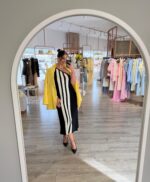 VESTIDO PRETO DE MALHA COM LISTAS CONTRASTANTES RUGA