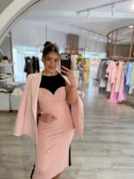 VESTIDO DE MALHA ROSA E PRETO COM RECORTE CORAÇÃO RUGA - Image 2