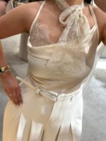 TOP BEGE ACETINADO COM DETALHE CHOKER EM RENDA PONTO CHIC - Image 4