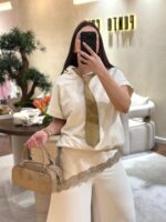 CAMISOLA BEGE COM CAPUZ E GRAVATA CAMEL DIXIE