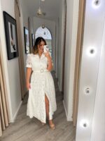 VESTIDO MIDI BRANCO EM RENDA COM CINTO E DETALHES EM BRILHO PONTO CHIC - Image 4