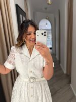 VESTIDO MIDI BRANCO EM RENDA COM CINTO E DETALHES EM BRILHO PONTO CHIC