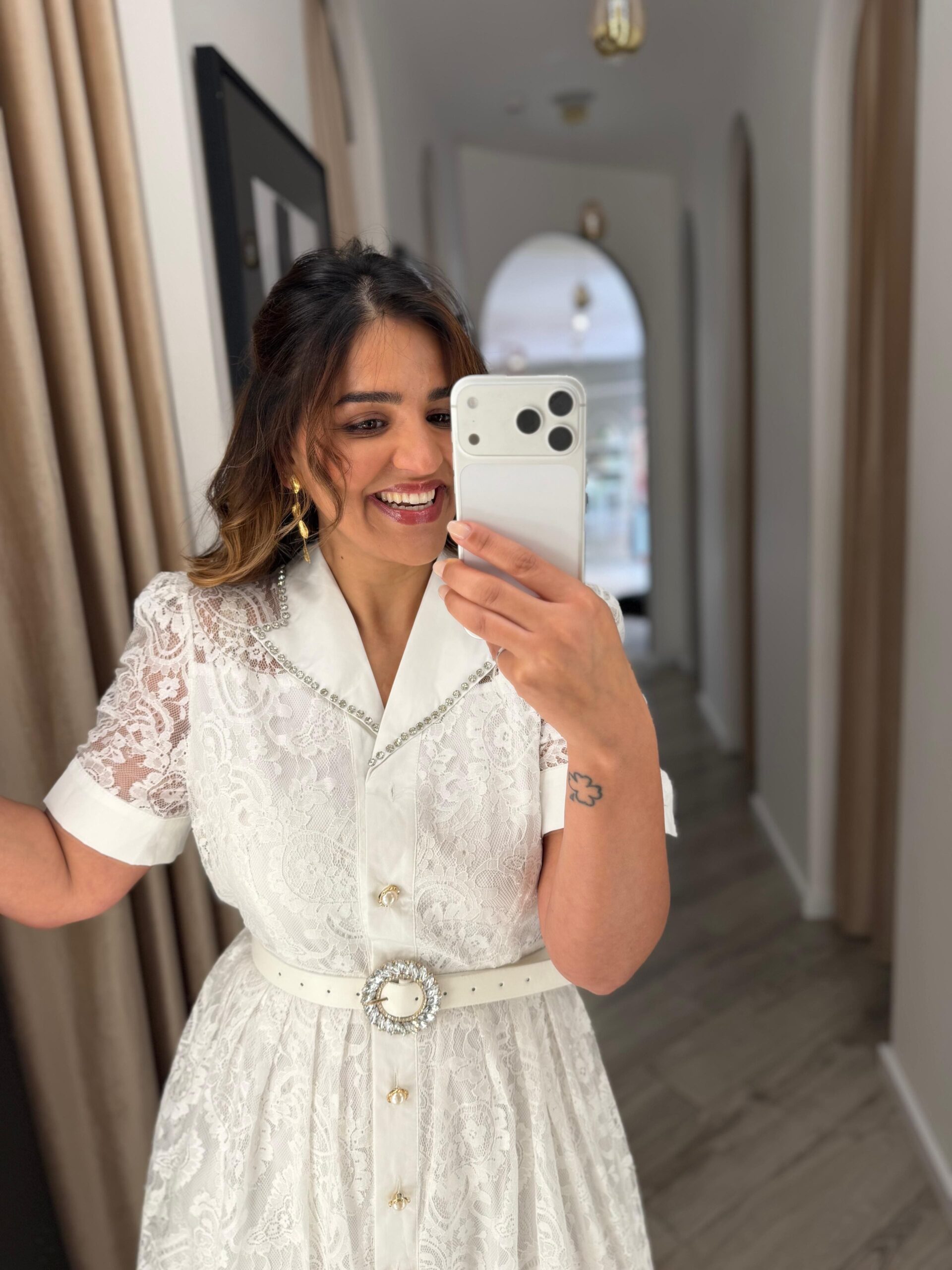 WhatsApp Image 2026-03-20 at 15.31.01 (1) VESTIDO MIDI BRANCO EM RENDA COM CINTO E DETALHES EM BRILHO PONTO CHIC - Image 1