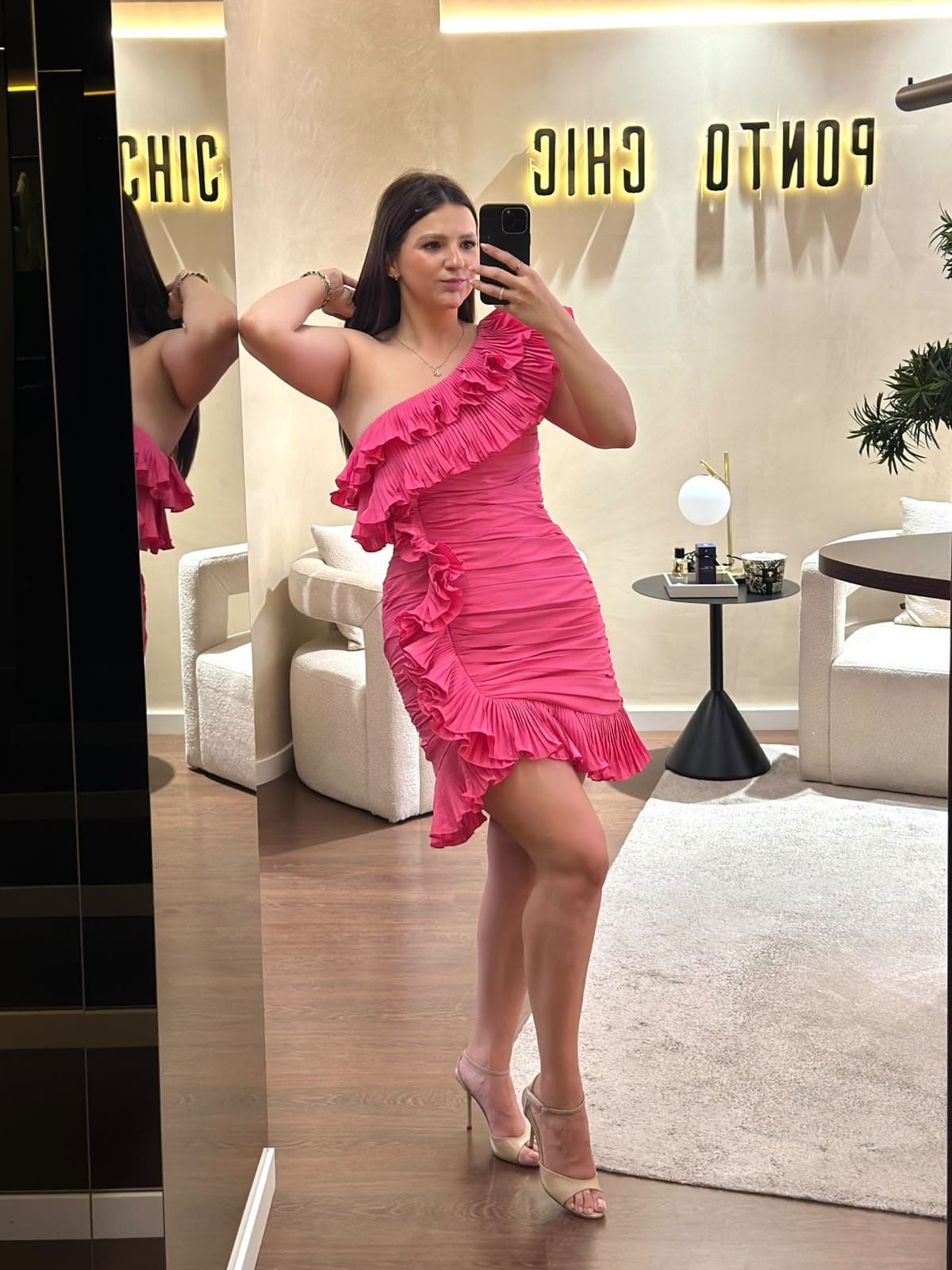 WhatsApp Image 2026-06-12 at 12.25.03 (2) VESTIDO CURTO ROSA COM FOLHOS E EFEITO REPUXADO PONTO CHIC - Image 1