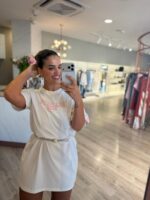 VESTIDO BRANCO COM ESTAMPADO ROSA LANÇA PERFUME