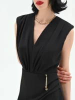 VESTIDO PRETO COM DECOTE PROFUNDO E DETALHE DOURADO RINASCIMENTO - Image 5