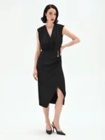 VESTIDO PRETO COM DECOTE PROFUNDO E DETALHE DOURADO RINASCIMENTO - Image 2