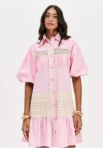 VESTIDO ROSA COM RENDA E MANGA ABALONADA LANÇA PERFUME