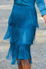 VESTIDO AZUL COM FRANJAS E DECOTE EM V PONTO CHIC - Image 4