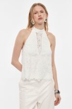 TOP BRANCO EM RENDA COM GOLA ALTA IMPERIAL