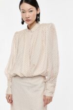 BLUSA BEGE PINTINHAS COM DRAPEADO IMPERIAL - Image 2