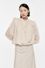 BLUSA BEGE PINTINHAS COM DRAPEADO IMPERIAL