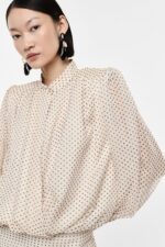 BLUSA BEGE PINTINHAS COM DRAPEADO IMPERIAL - Image 3