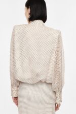 BLUSA BEGE PINTINHAS COM DRAPEADO IMPERIAL - Image 5