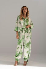 CALÇA VERDE ESTAMPADA FLUIDA COM DETALHE DE ATAR FERRACHE - Image 3