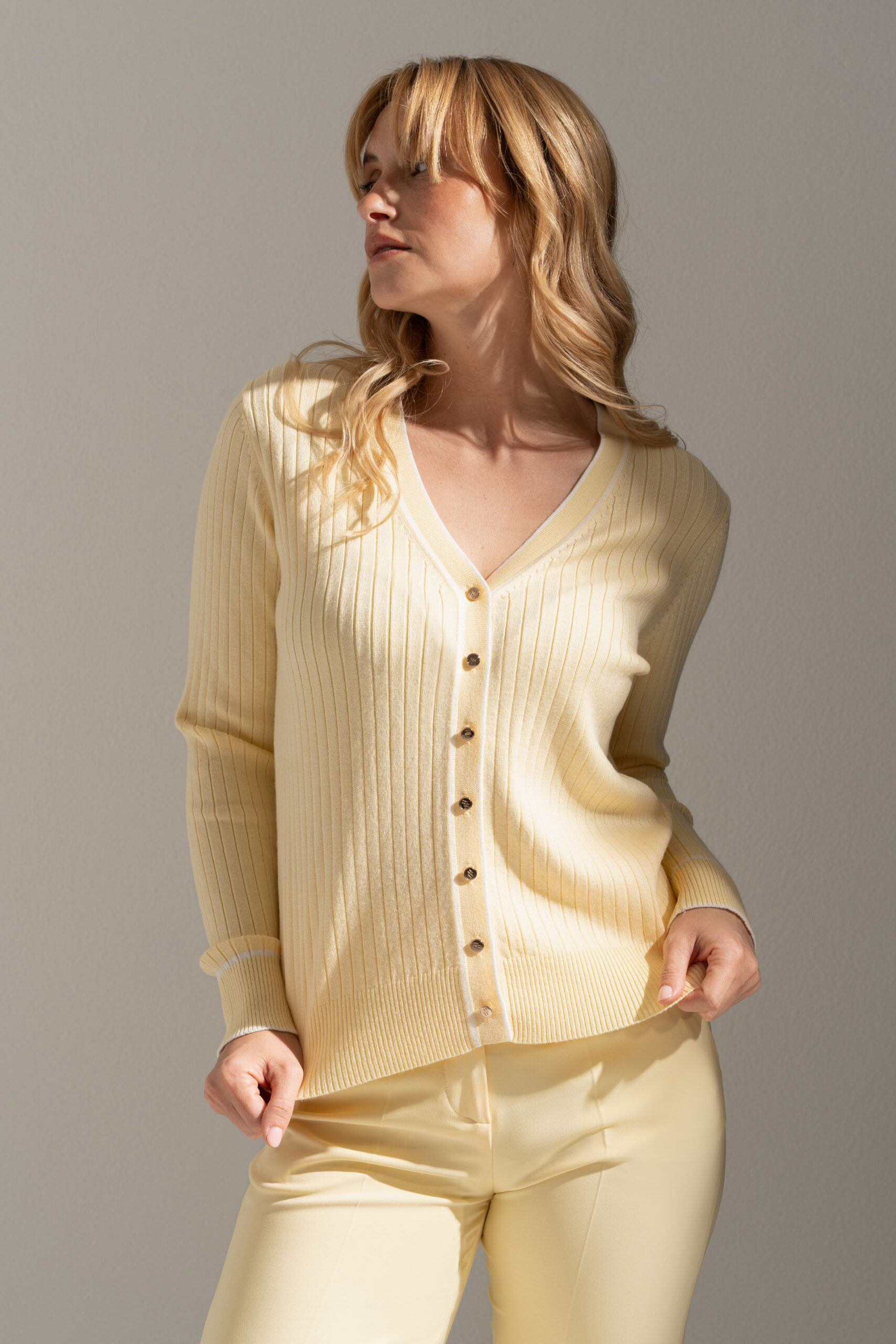 1774007701_7ee4b8047331c06ecb6887980514af9c CARDIGAN DE MALHA AMARELO CANELADA FERRACHE - Image 1