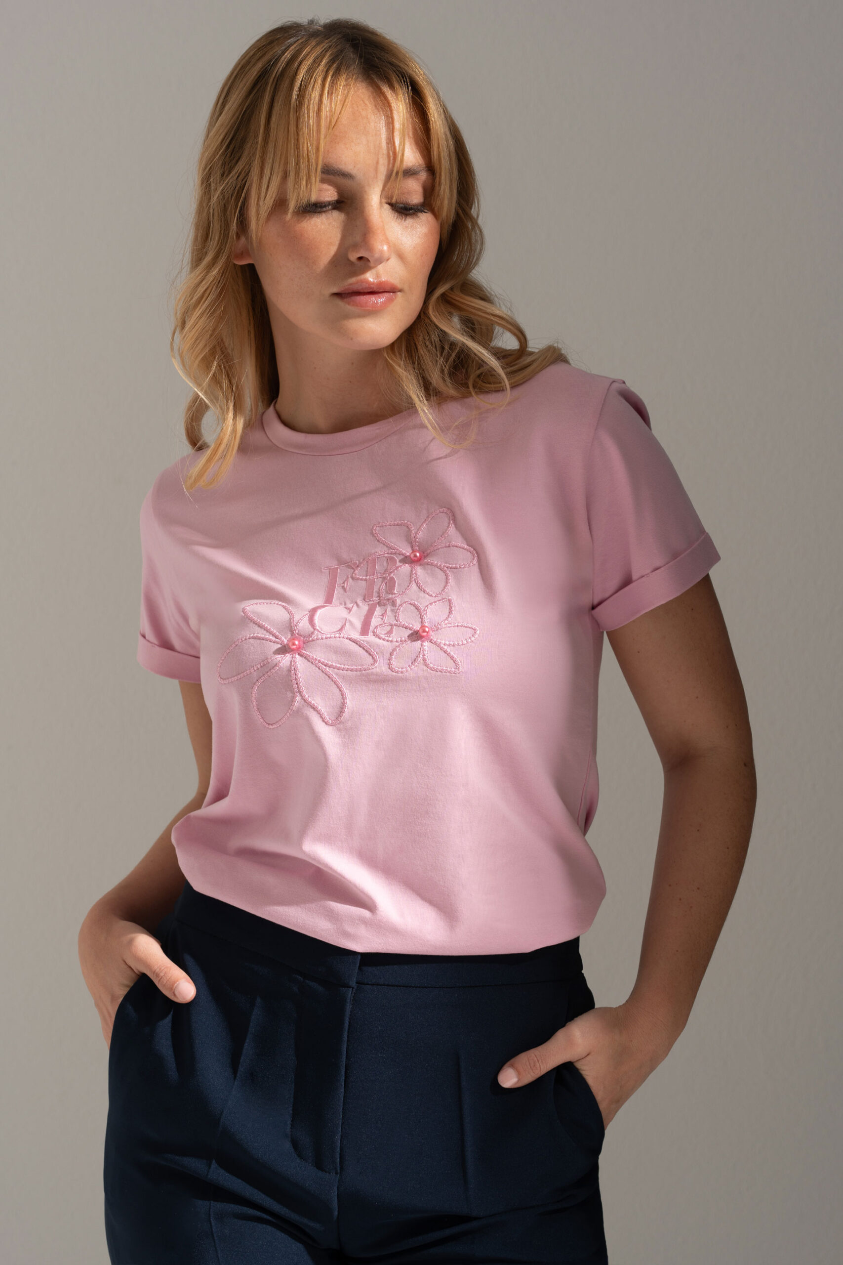1774007707_1aca67237efb6f524143dc36f397d987 T-SHIRT COM BORDADO FLORAL ROSA FERRACHE - Image 1