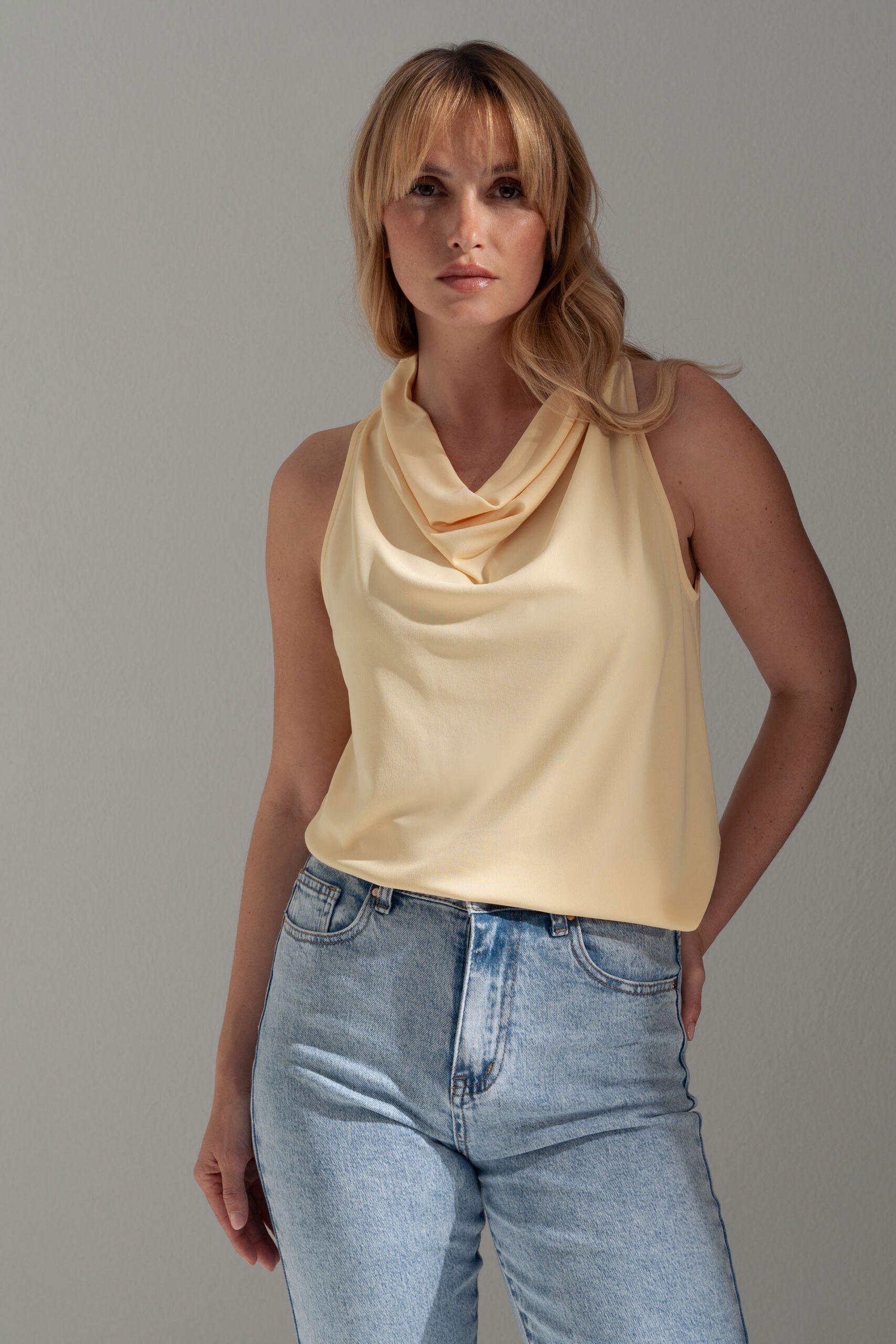 1774524019_01c0e5a83539d2118158751df6128227 BLUSA AMARELA DRAPEADA FERRACHE - Image 1