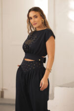 TOP AZUL MARINHO COM DETALHE EM TACHAS E AMARRAÇÃO NAS COSTAS MISS YOU