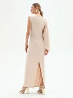 VESTIDO COMPRIDO CRU COM DRAPEADO E APLICAÇÃO DOURADA RINASCIMENTO - Image 3