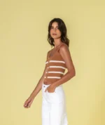 TOP DE MALHA CARAMELO ÀS RISCAS COM BOTÕES DOURADOS RUGA