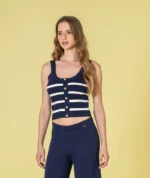 TOP DE MALHA MARINHO ÀS RISCAS COM BOTÕES DOURADOS RUGA